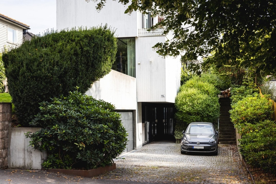 Inngangsparti under tak.